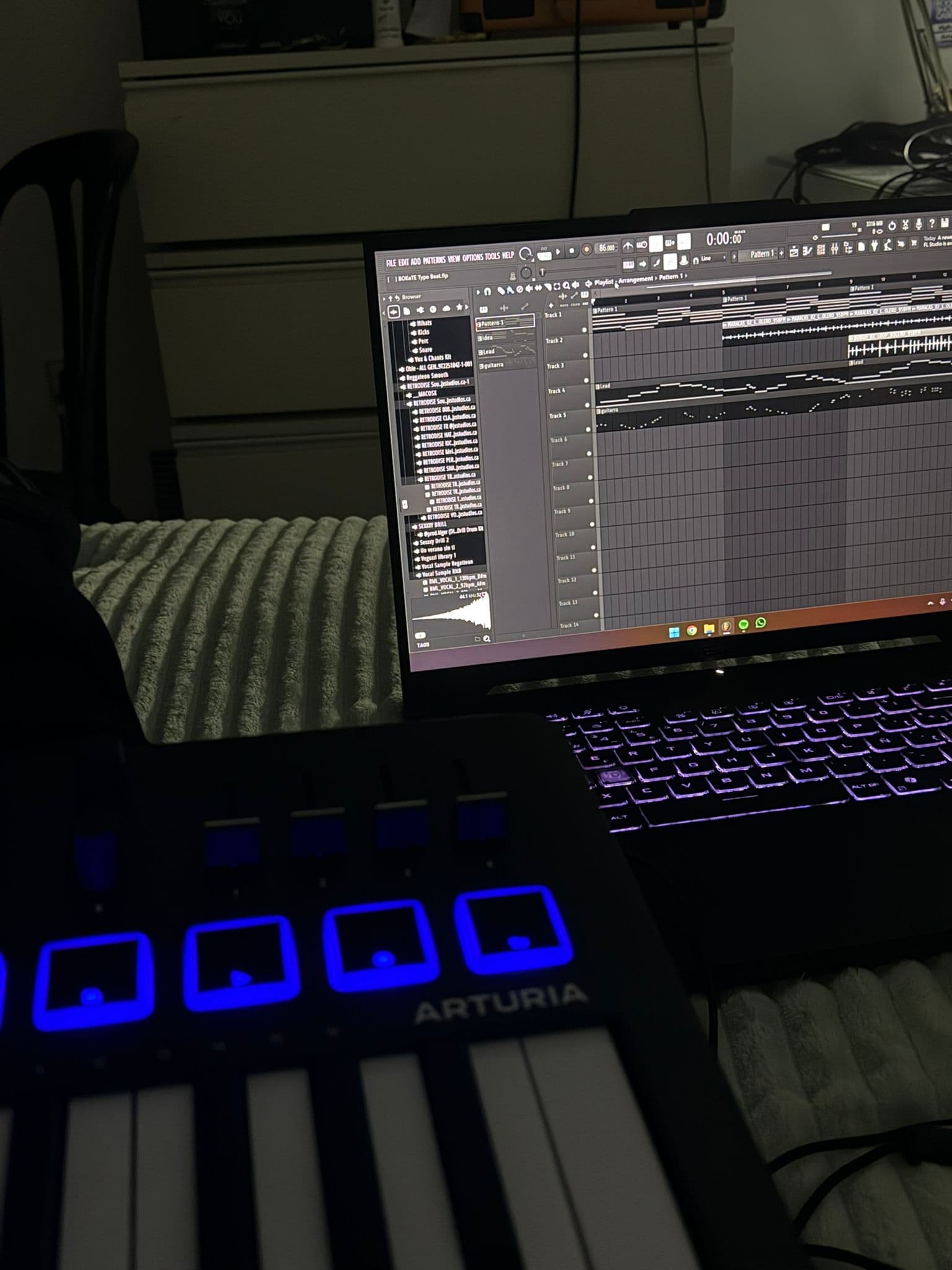 Teclado Arturia y portátil con FL Studio