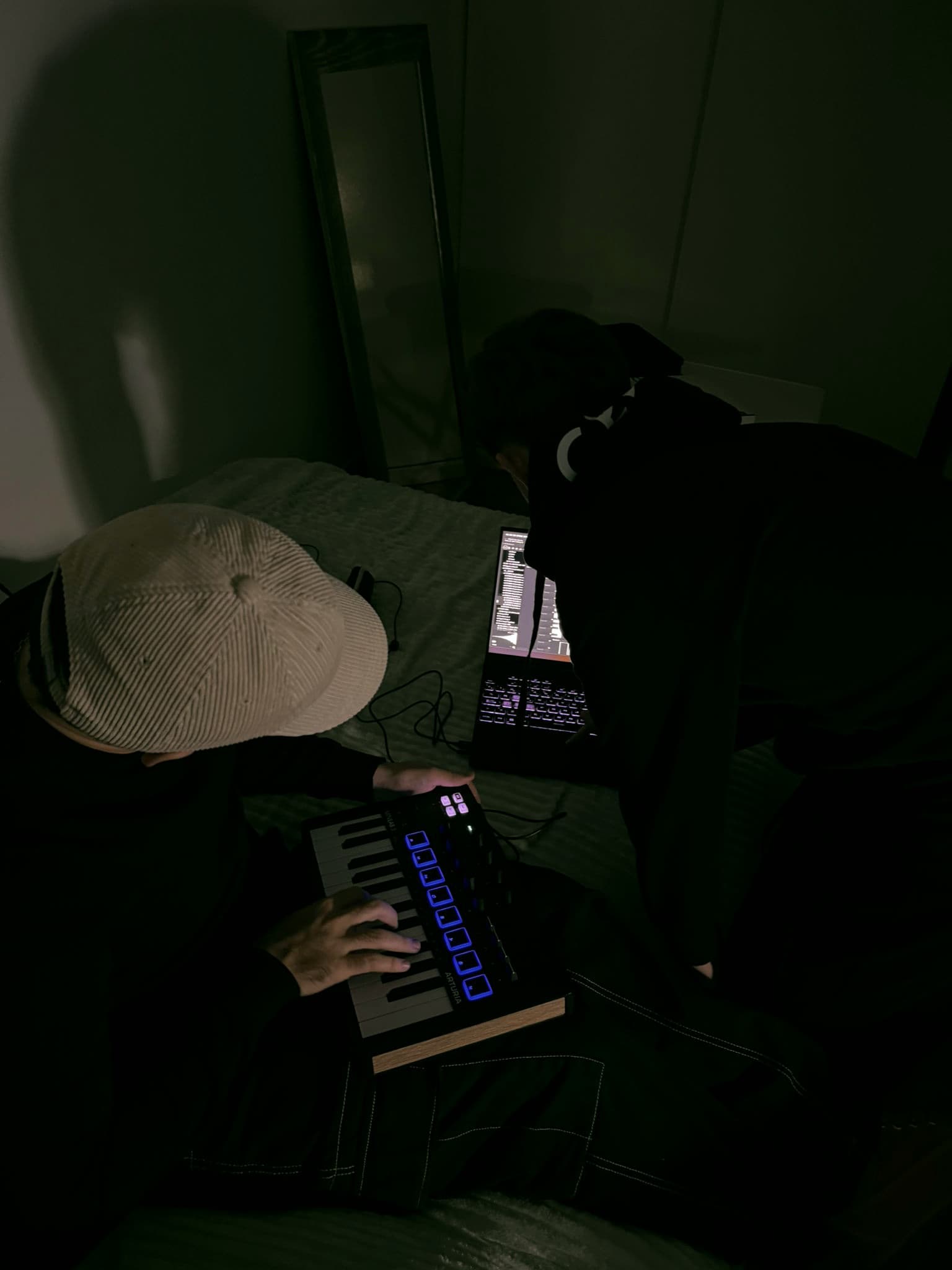 DaBussyy produciendo en el estudio